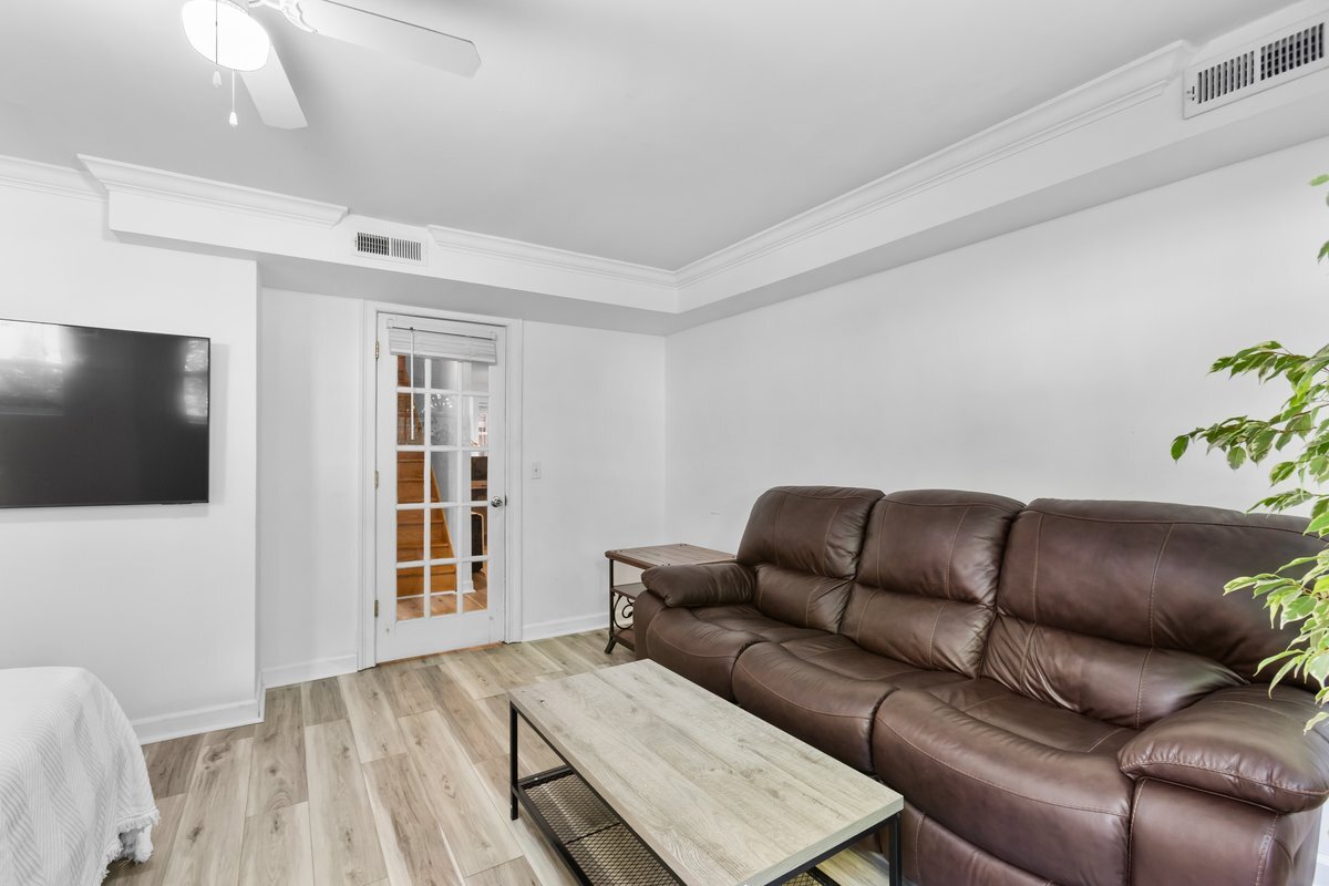 867 W Cornelia Avenue Unit: 1