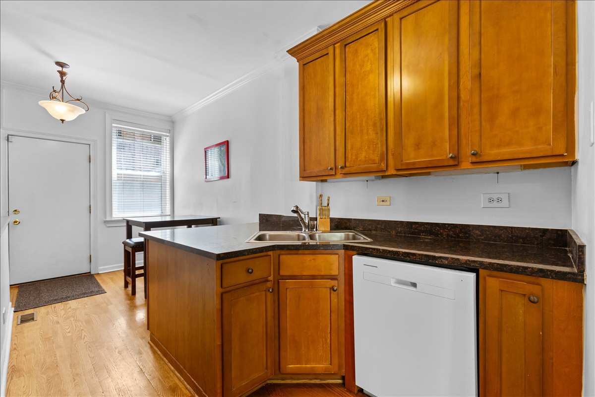 867 W Cornelia Avenue Unit: 1