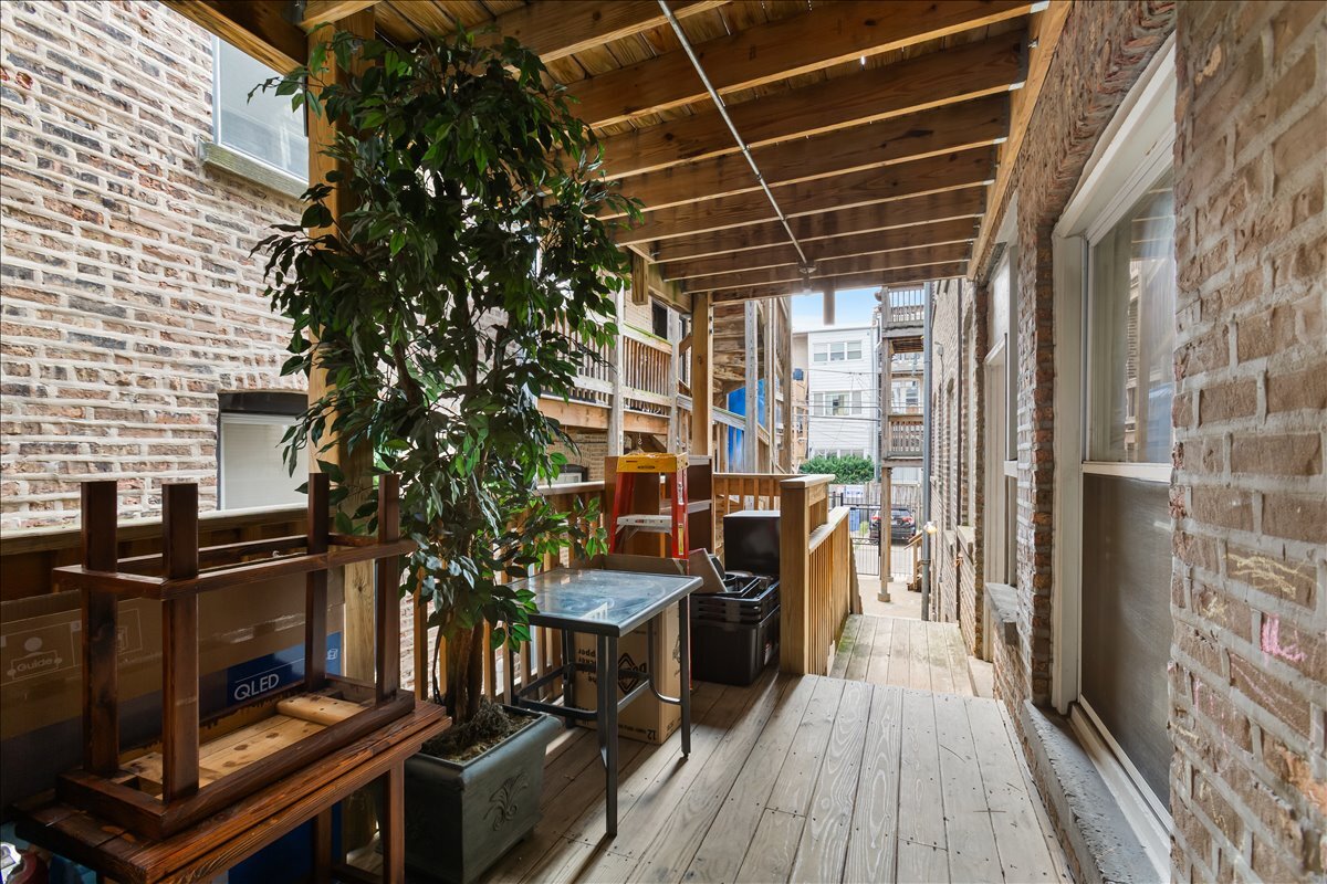 867 W Cornelia Avenue Unit: 1