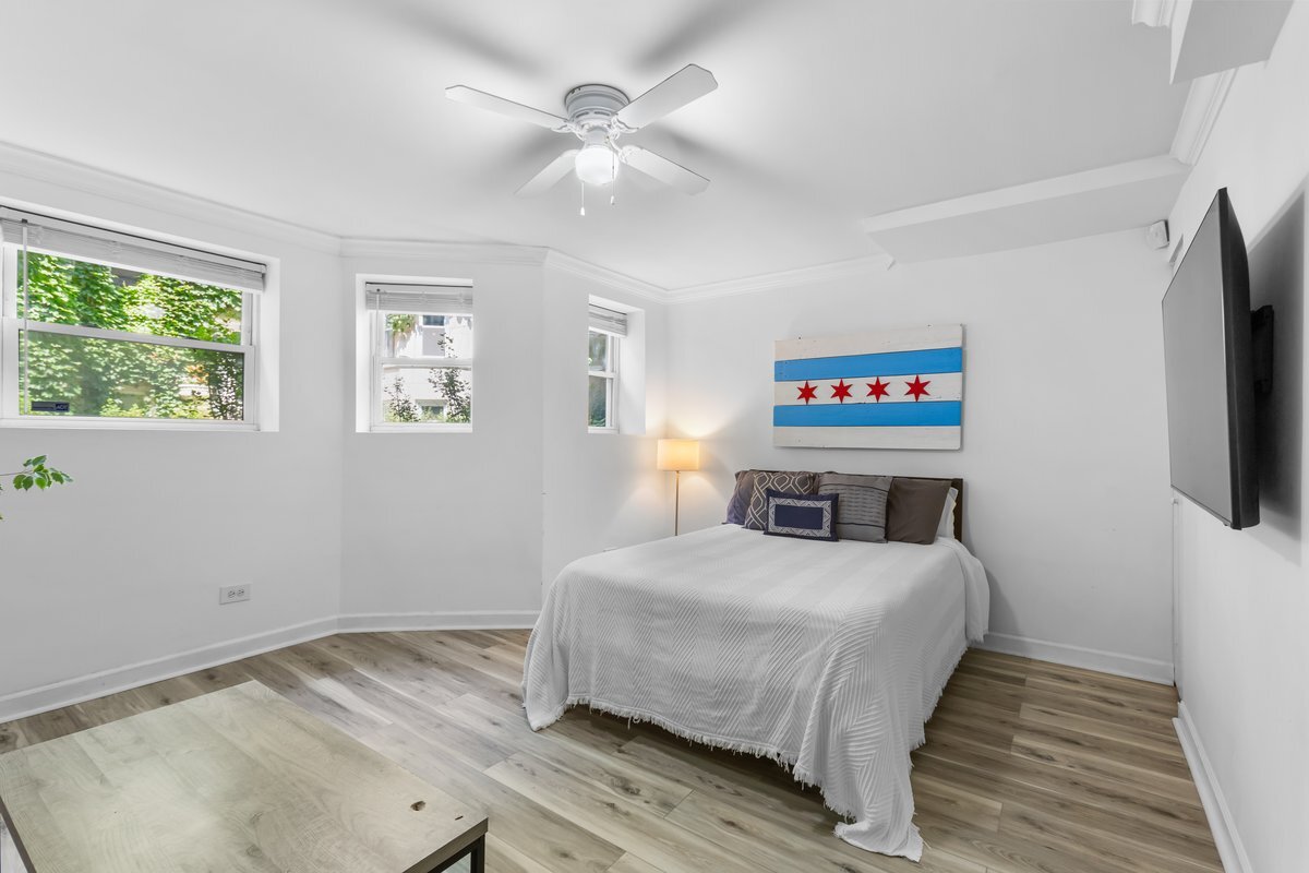 867 W Cornelia Avenue Unit: 1