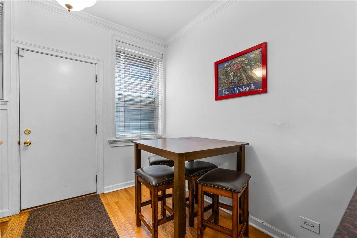 867 W Cornelia Avenue Unit: 1