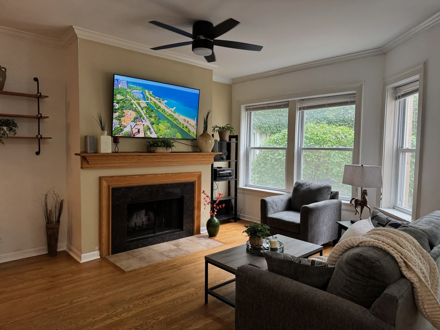 867 W Cornelia Avenue Unit: 1