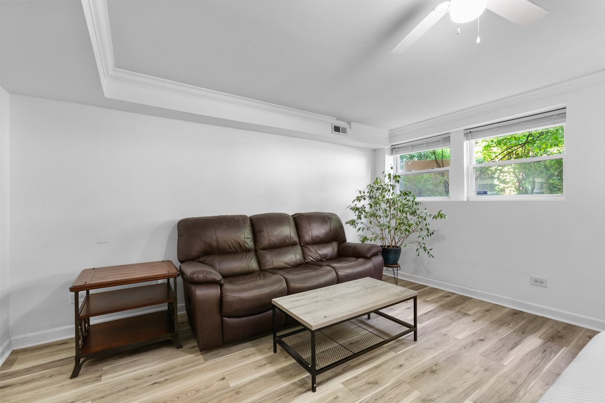 867 W Cornelia Avenue Unit: 1