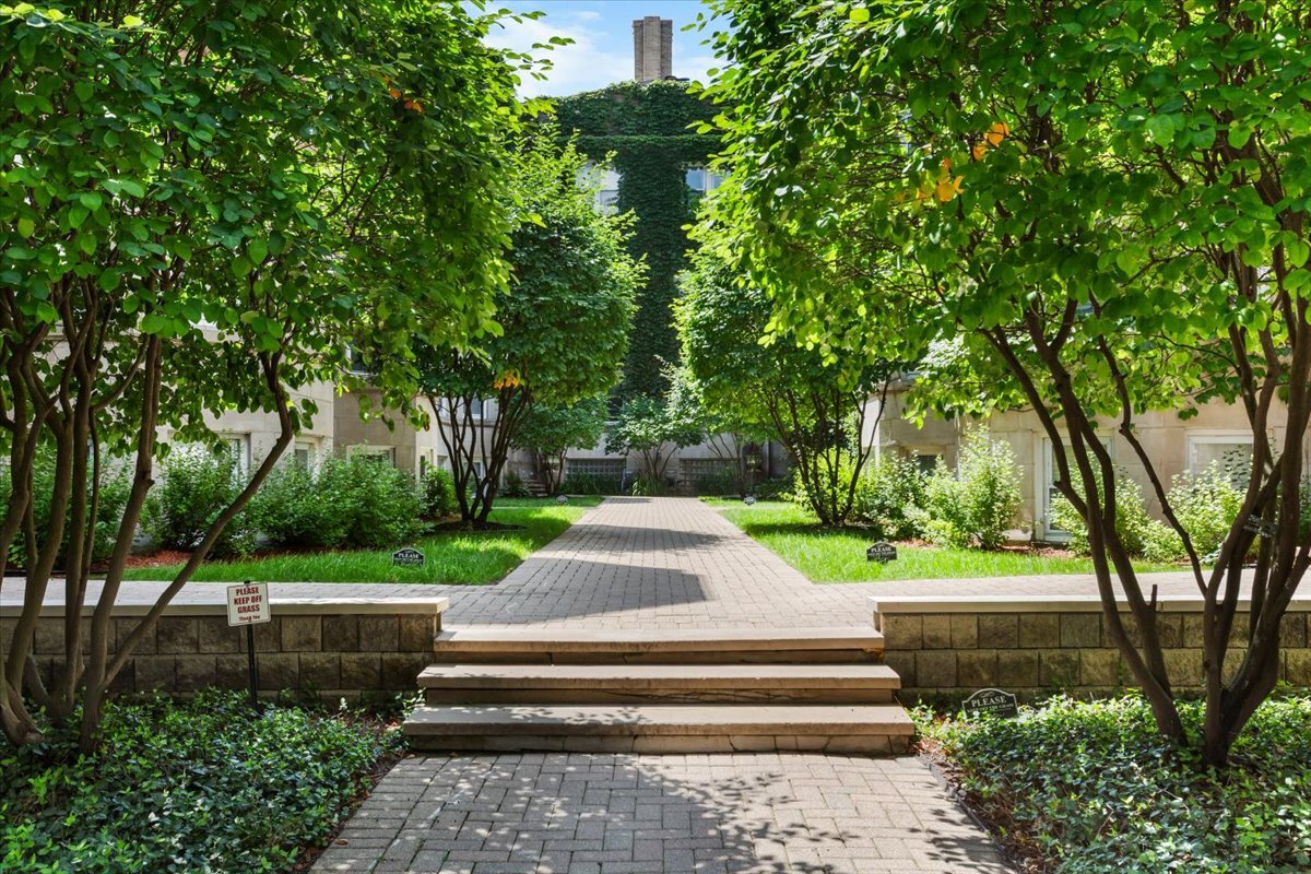 867 W Cornelia Avenue Unit: 1