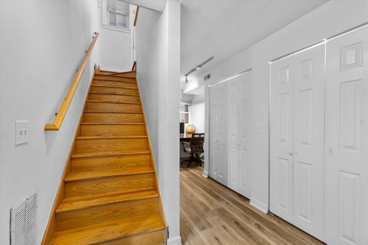 867 W Cornelia Avenue Unit: 1