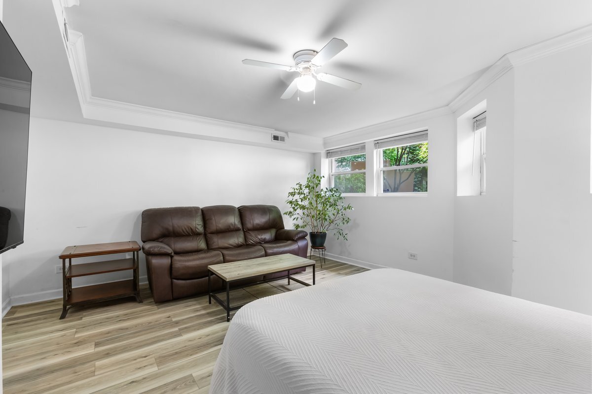867 W Cornelia Avenue Unit: 1