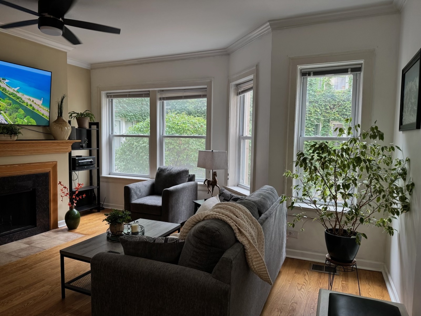 867 W Cornelia Avenue Unit: 1