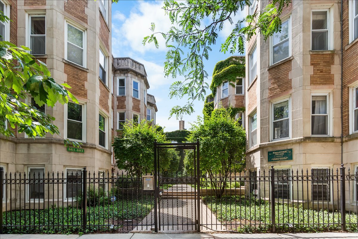 867 W Cornelia Avenue Unit: 1