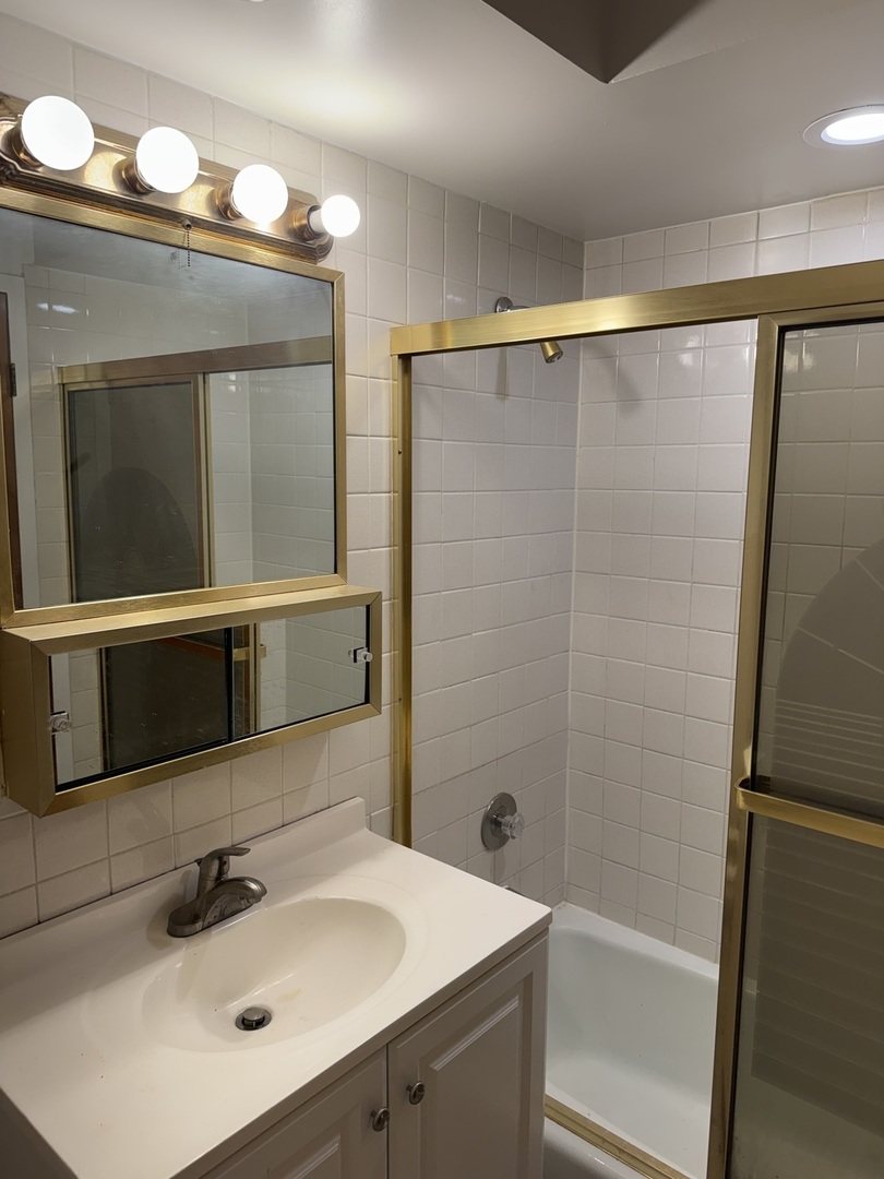 4036 N California Avenue Unit: 106