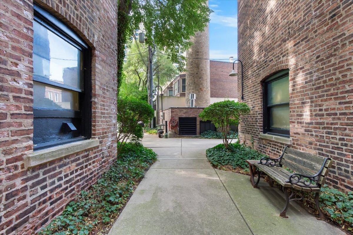 1633 E Hyde Park Boulevard Unit: 1D