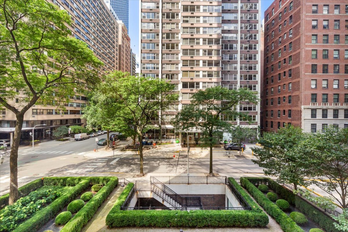 260 E Chestnut Street Unit: 303