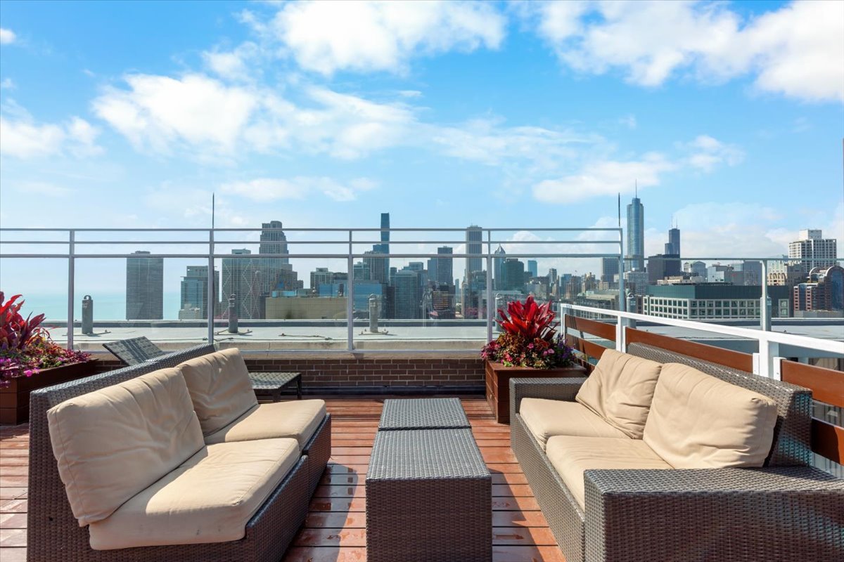 260 E Chestnut Street Unit: 303