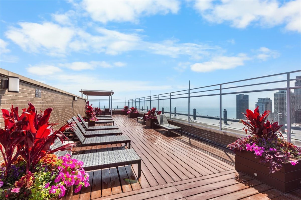 260 E Chestnut Street Unit: 303