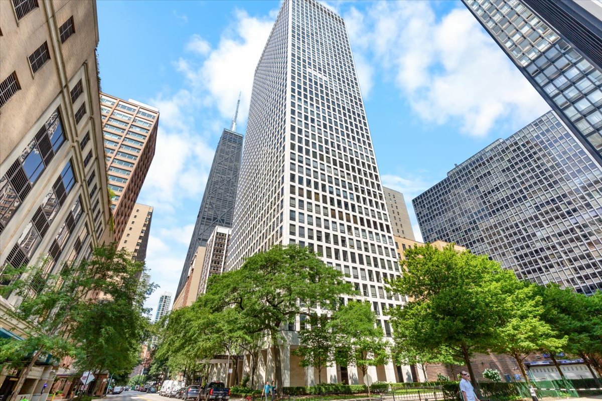 260 E Chestnut Street Unit: 303