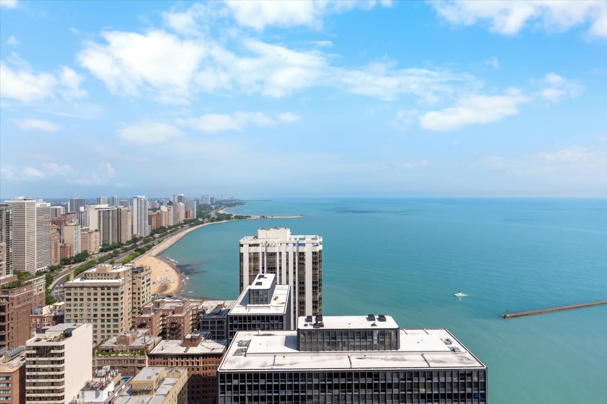 260 E Chestnut Street Unit: 303