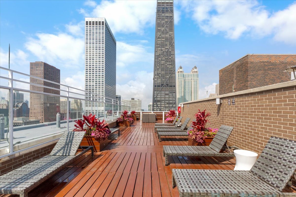 260 E Chestnut Street Unit: 303