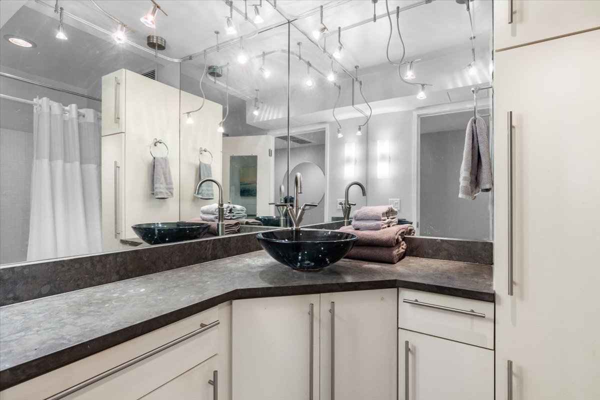 260 E Chestnut Street Unit: 303