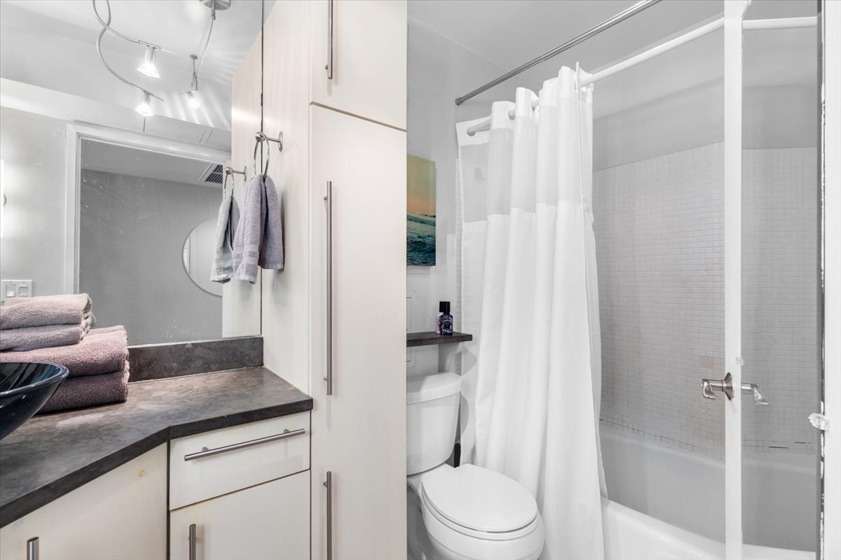 260 E Chestnut Street Unit: 303