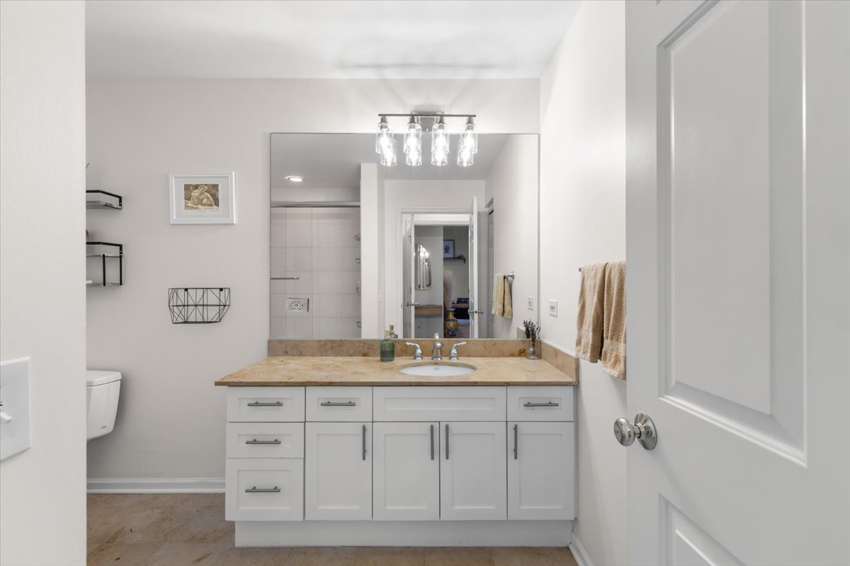 2040 W Belmont Avenue Unit: 308