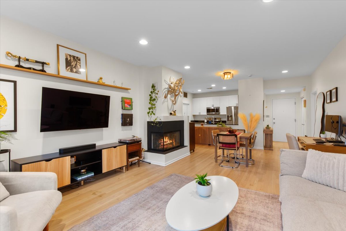 2040 W Belmont Avenue Unit: 308