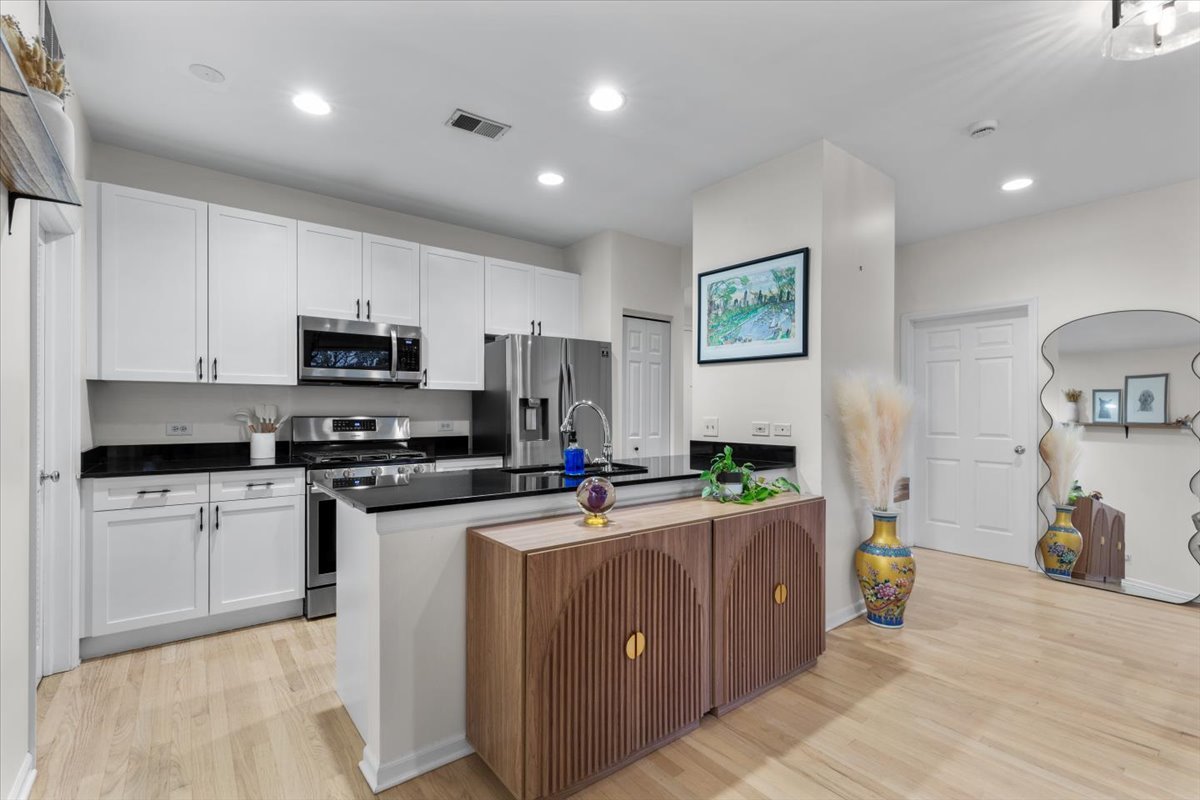 2040 W Belmont Avenue Unit: 308