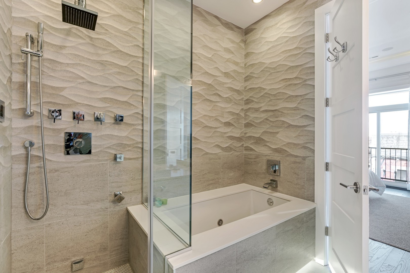 1404 W Chicago Avenue Unit: 4