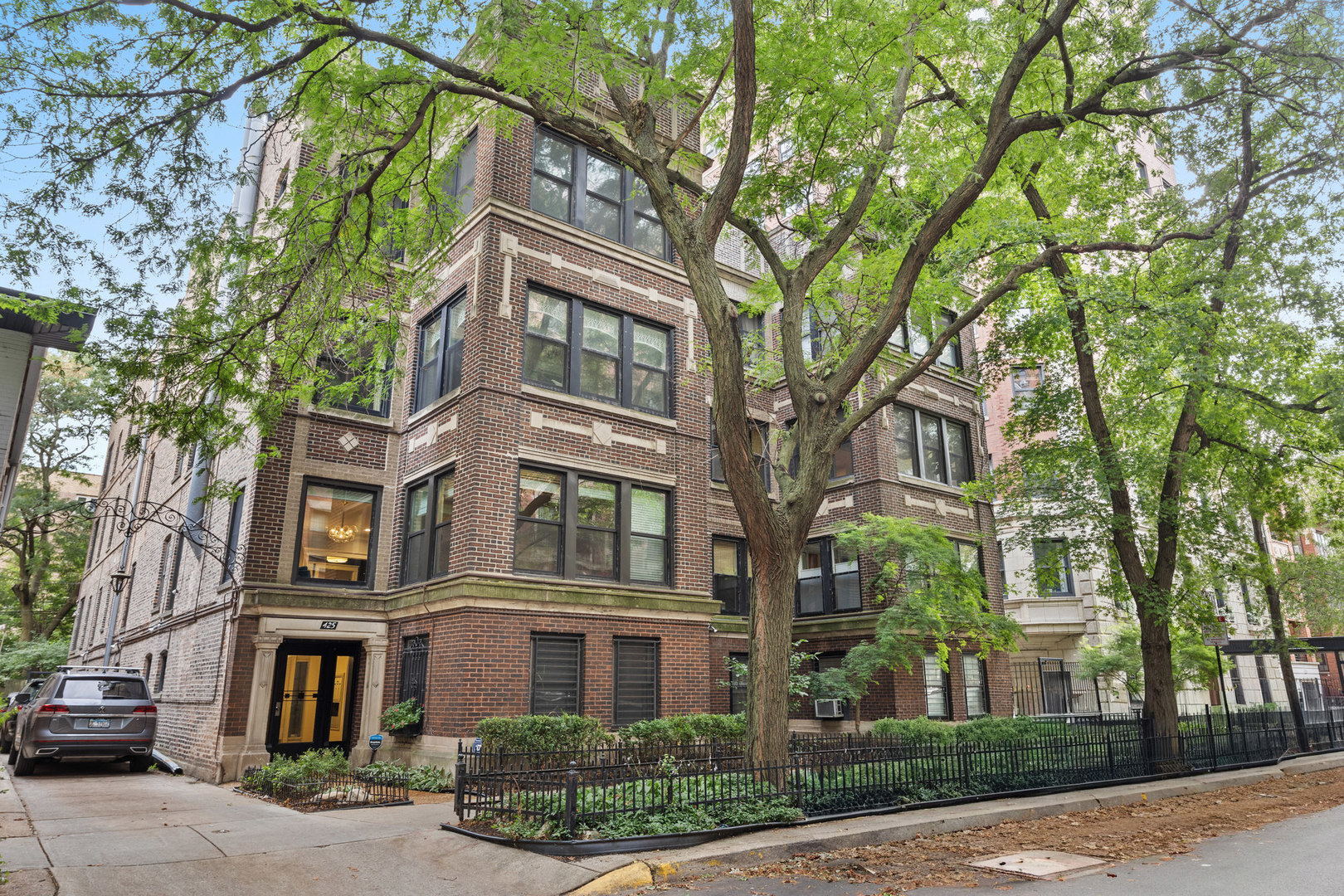 425 W Briar Place Unit: 1E