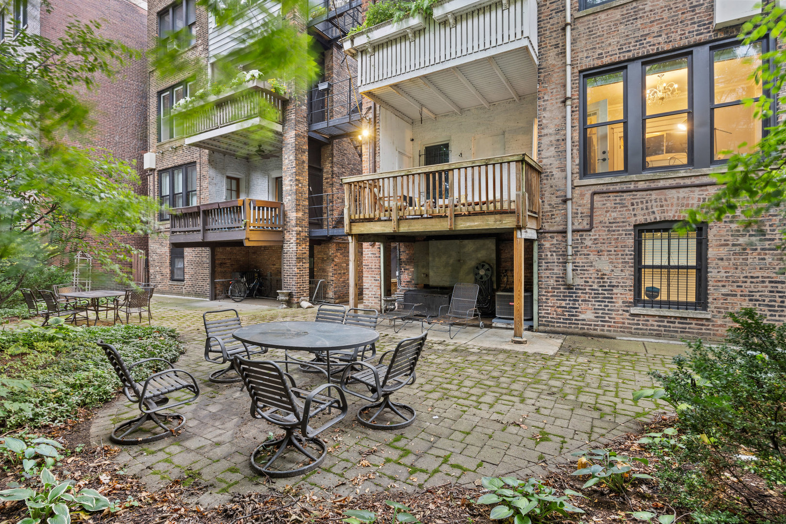 425 W Briar Place Unit: 1E