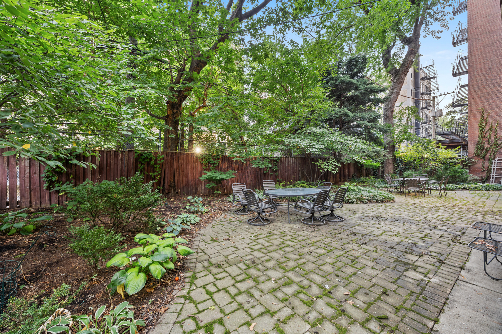425 W Briar Place Unit: 1E