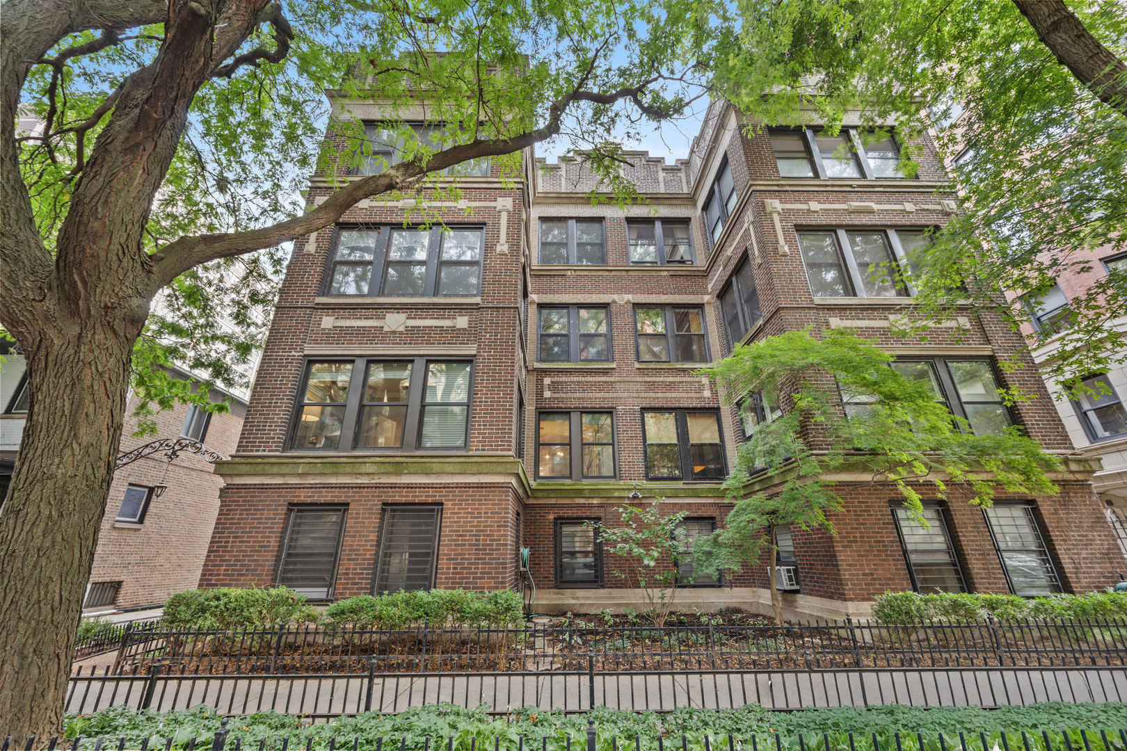 425 W Briar Place Unit: 1E