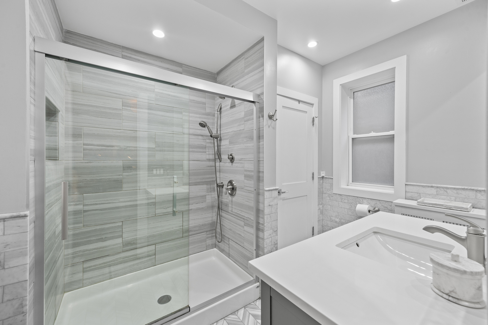 425 W Briar Place Unit: 1E