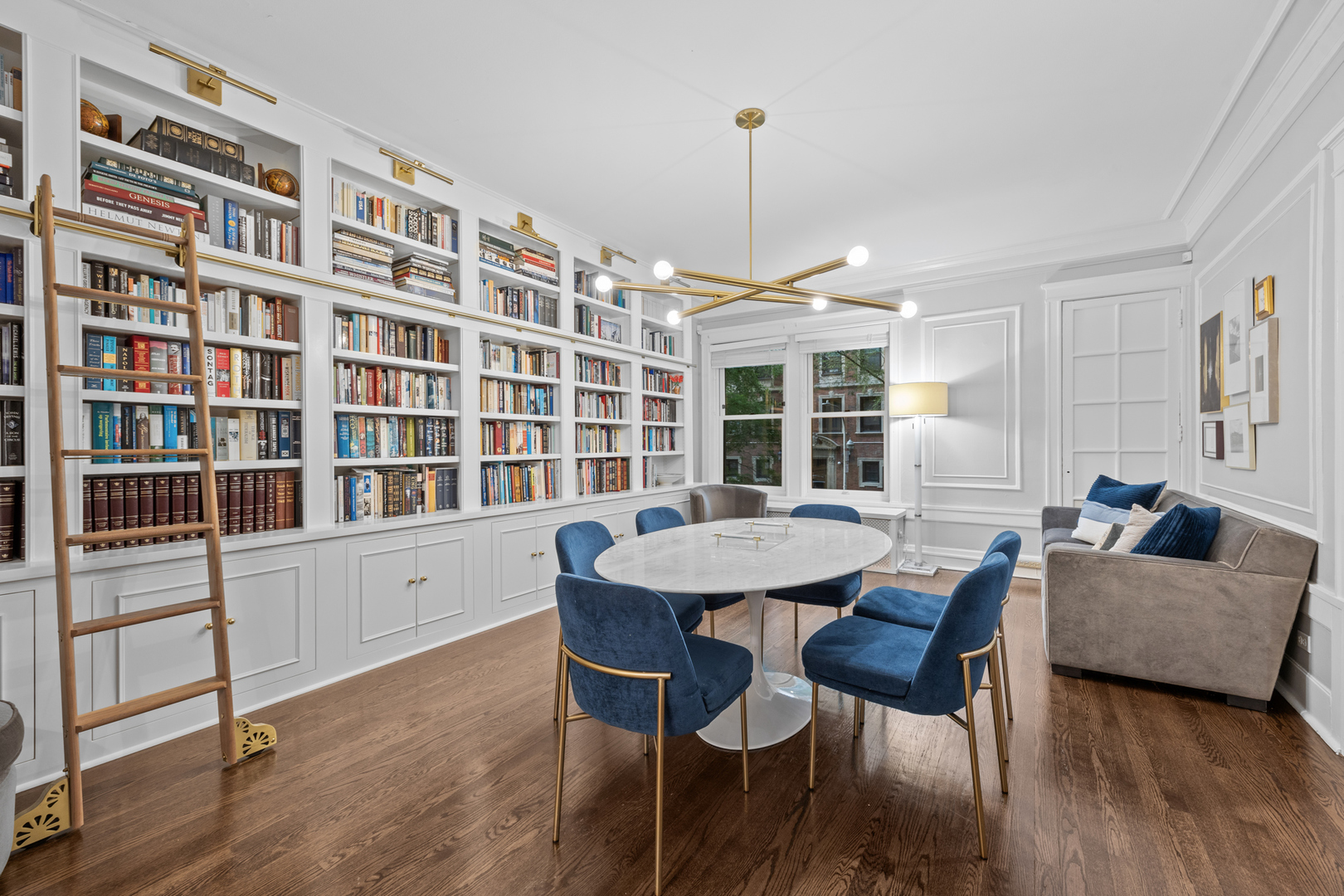 425 W Briar Place Unit: 1E