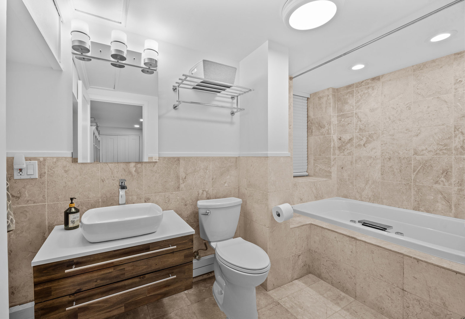 425 W Briar Place Unit: 1E
