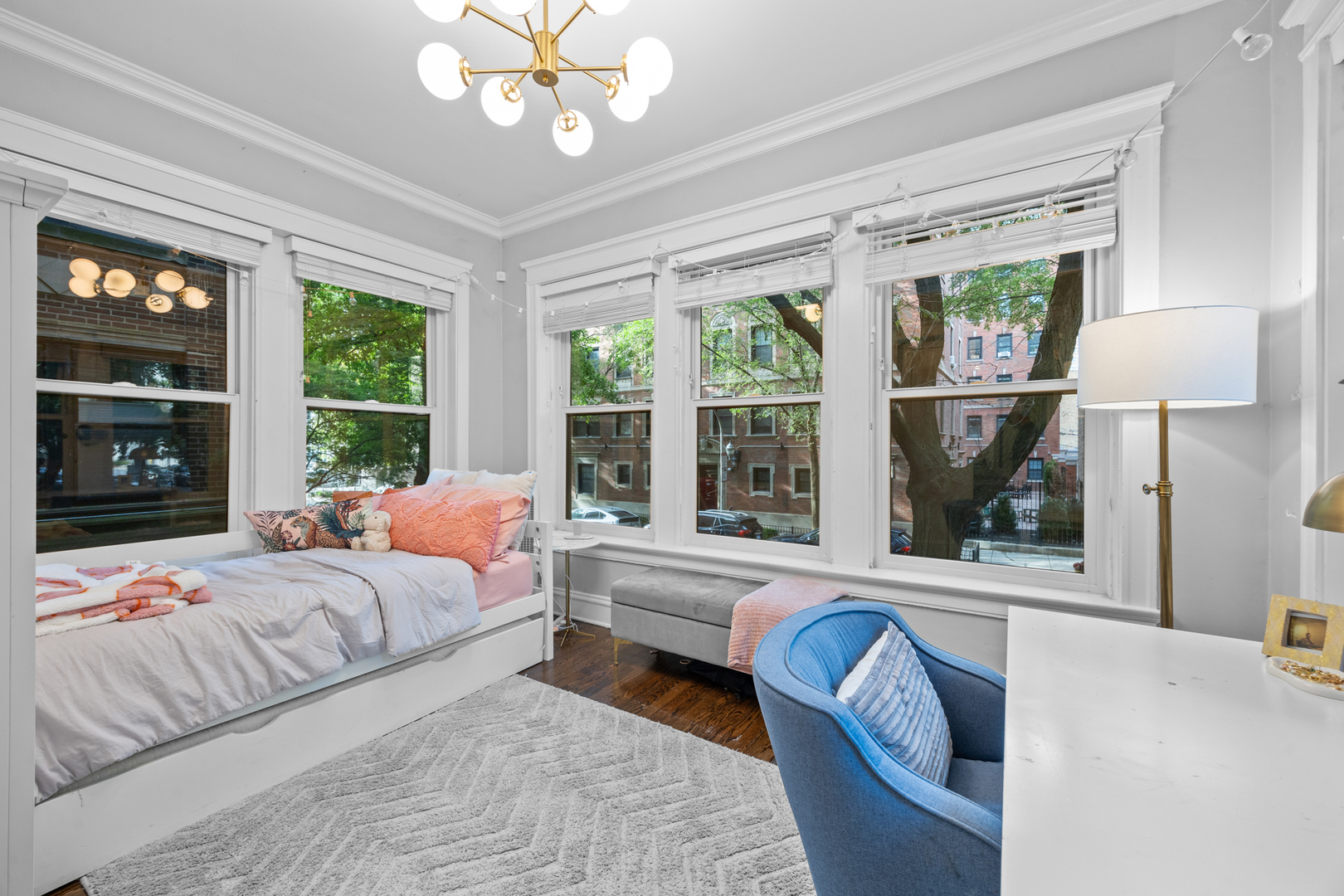 425 W Briar Place Unit: 1E