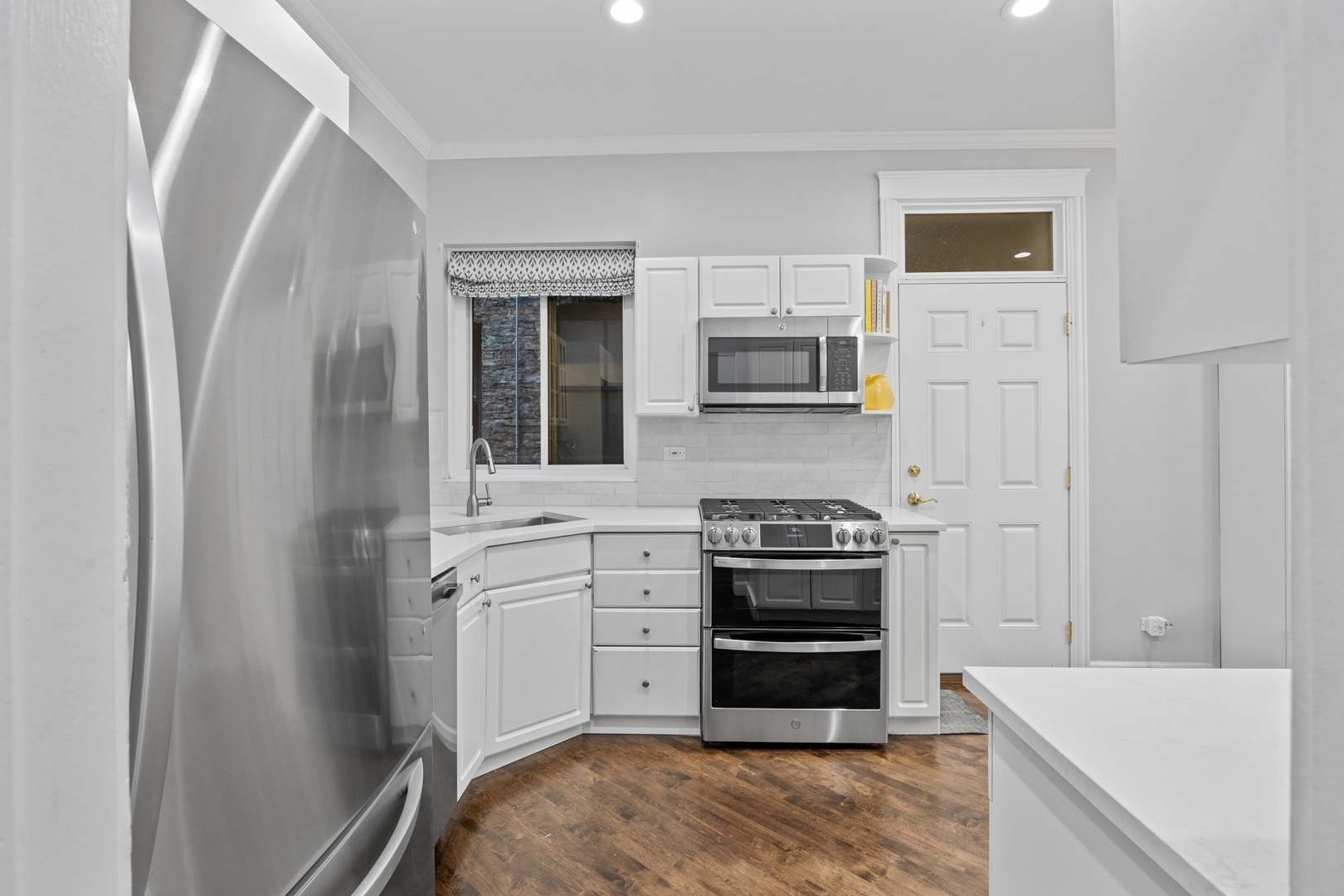 425 W Briar Place Unit: 1E