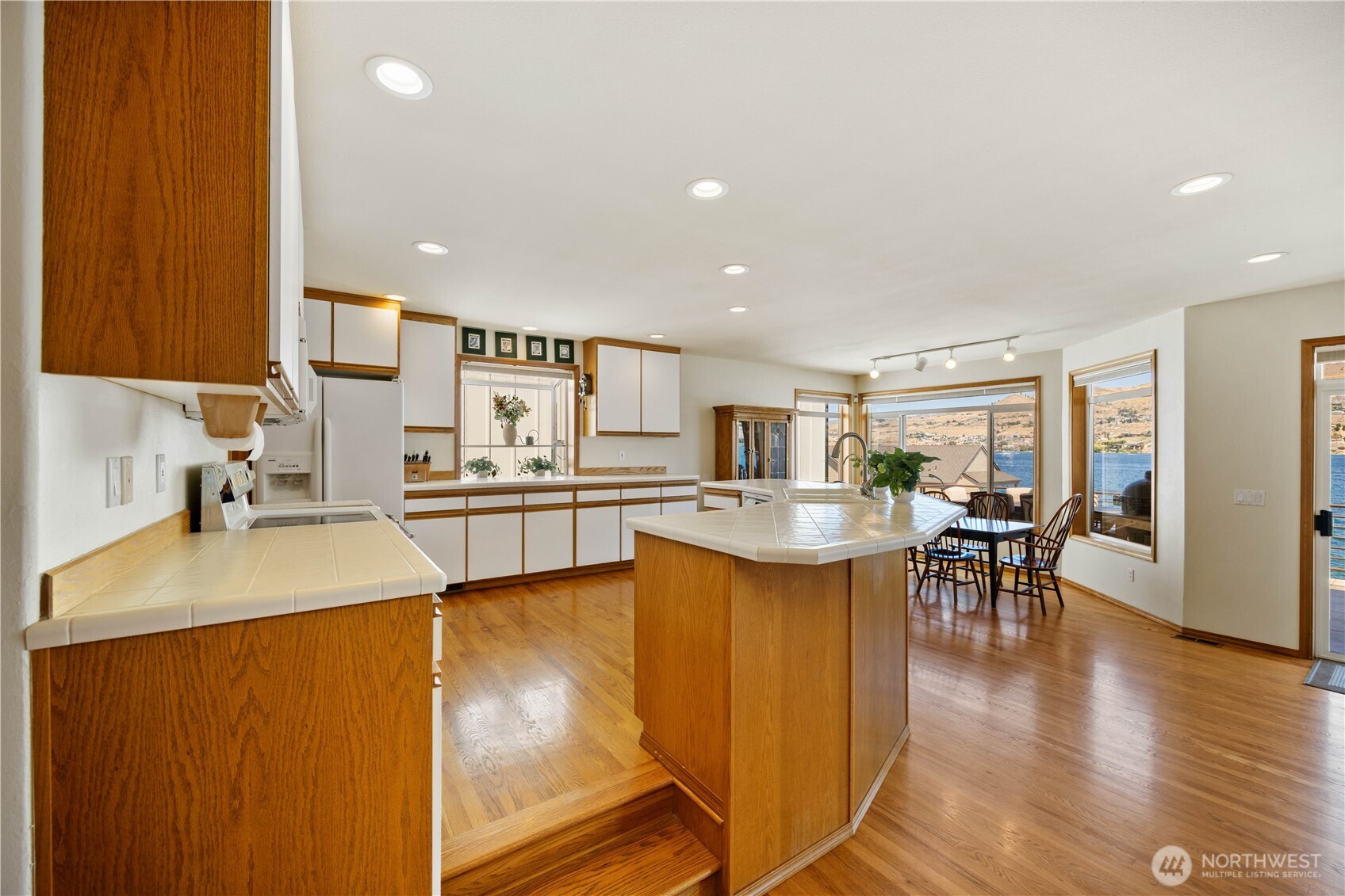 2031 W Terrace Avenue