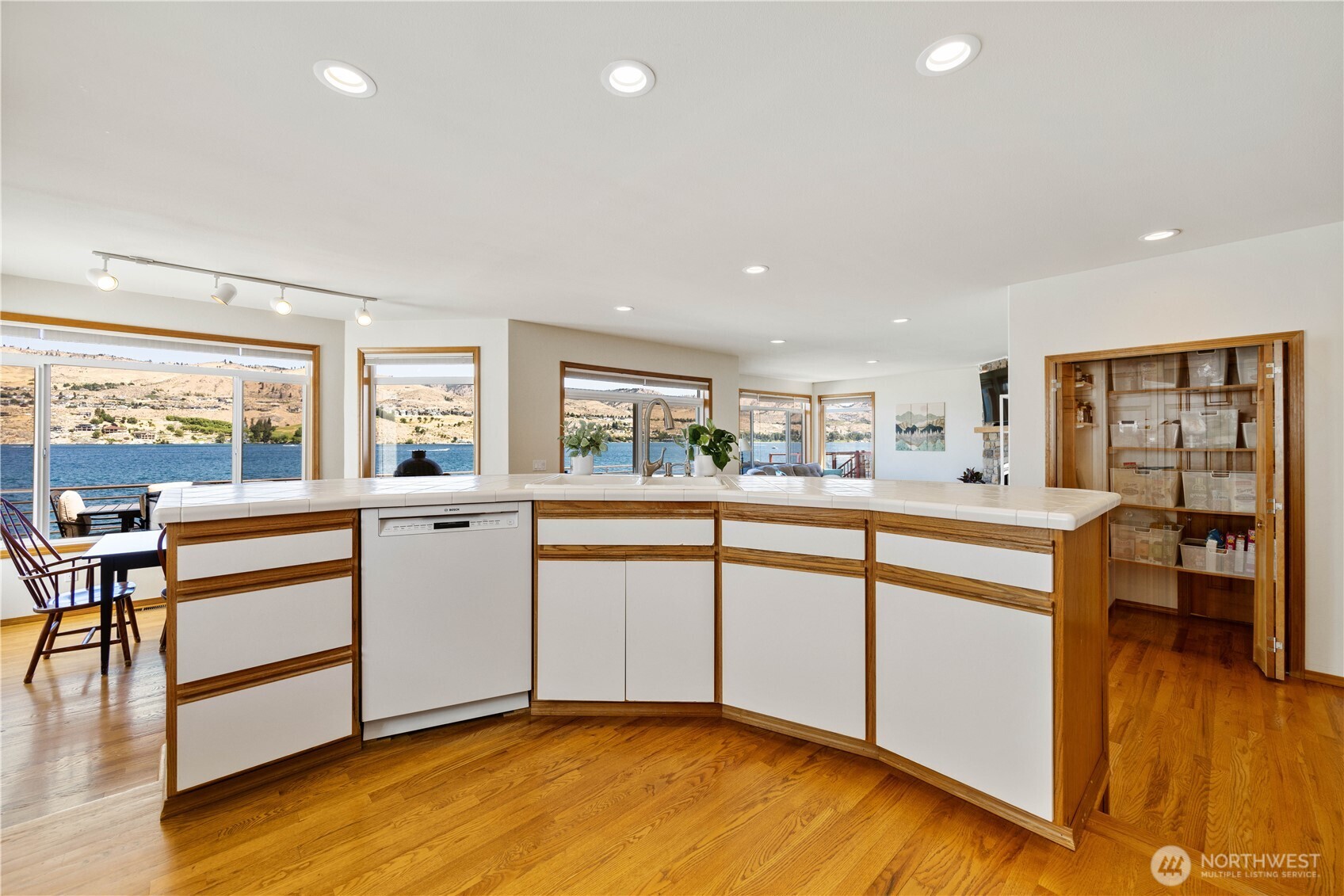 2031 W Terrace Avenue