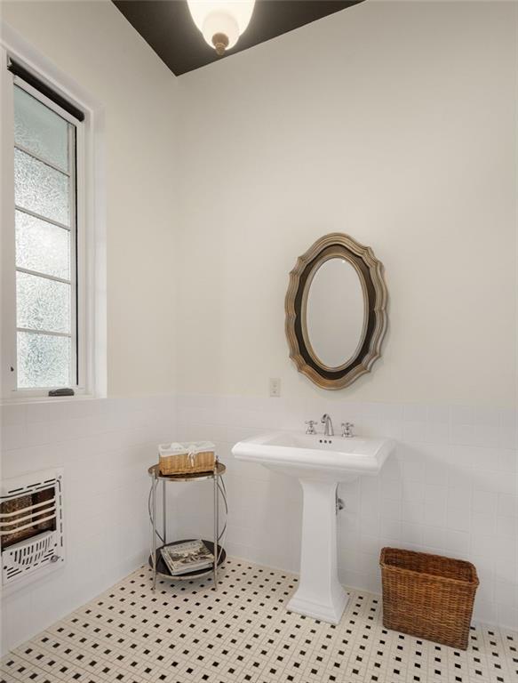 302 S AMERICA Street