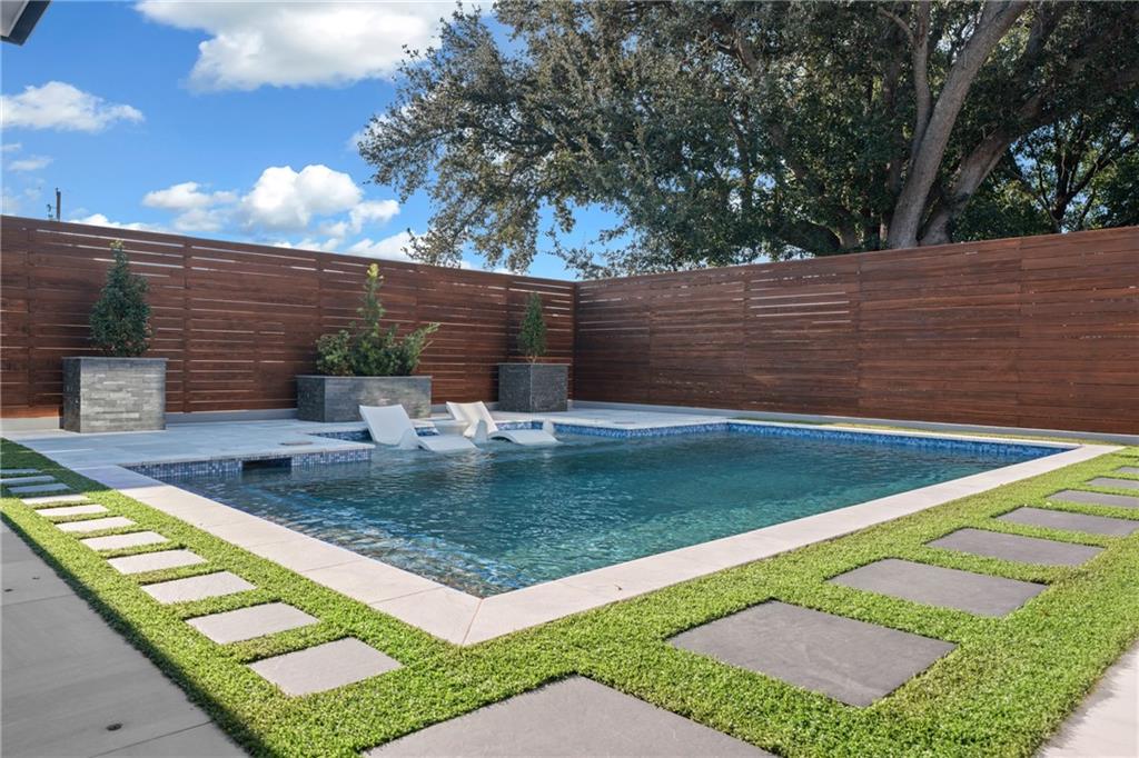 1900 GIUFFRIAS Avenue