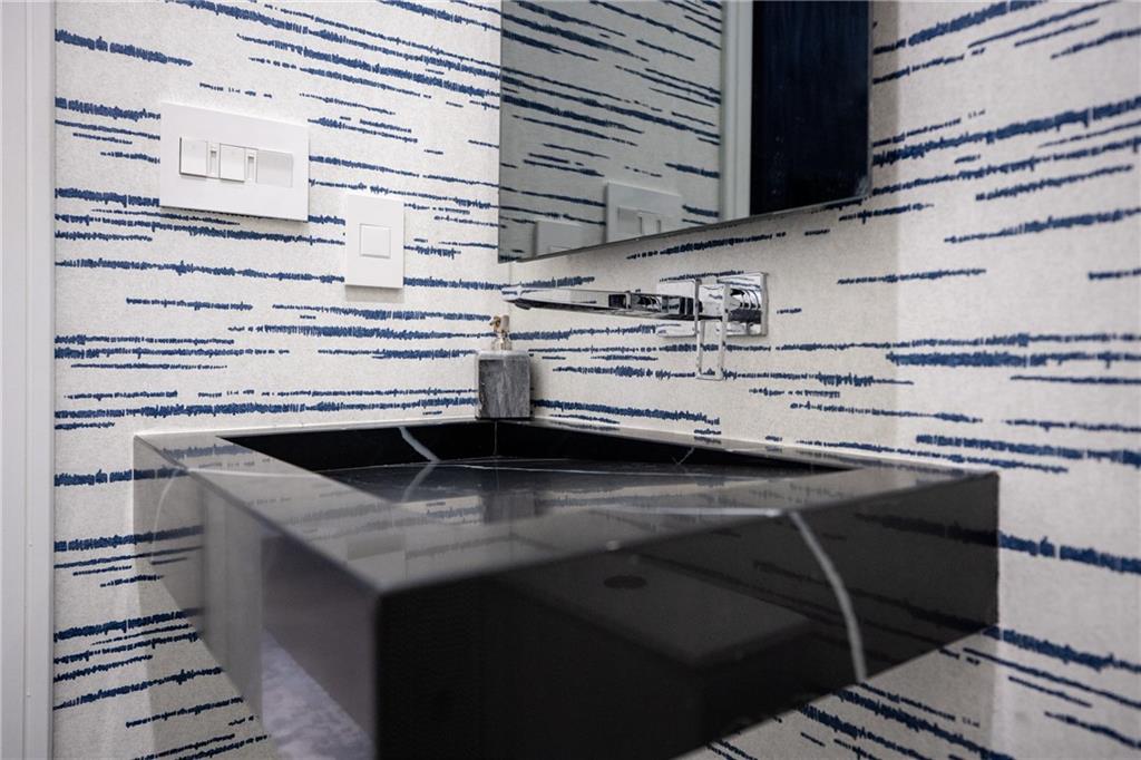 1900 GIUFFRIAS Avenue