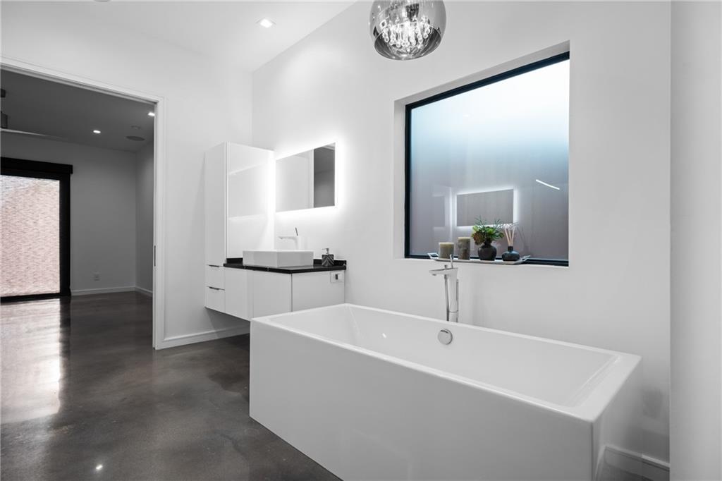 1900 GIUFFRIAS Avenue