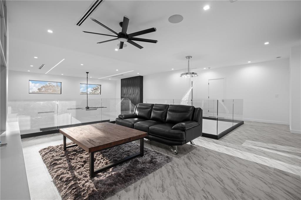 1900 GIUFFRIAS Avenue