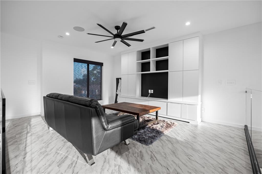 1900 GIUFFRIAS Avenue