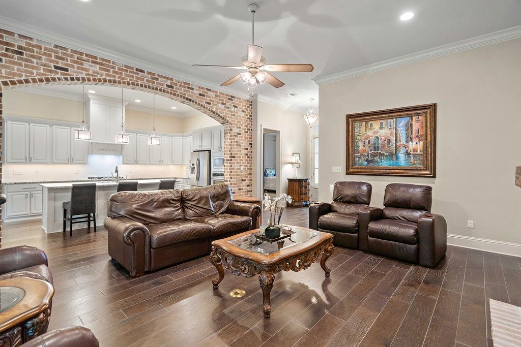 297 W LONGVIEW Court