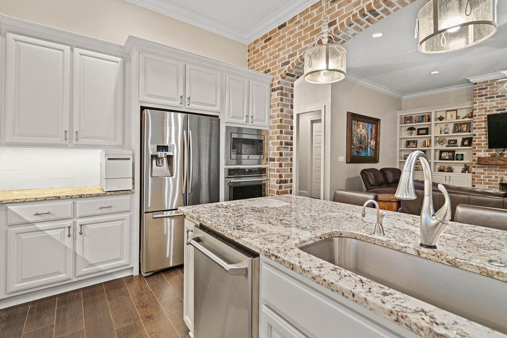 297 W LONGVIEW Court