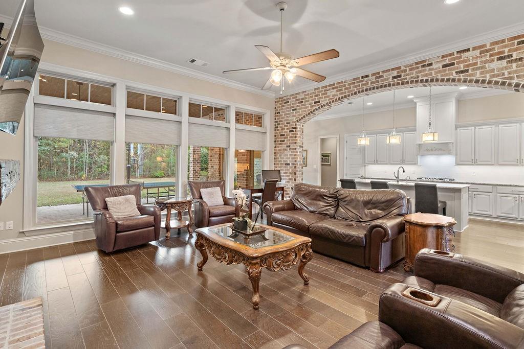 297 W LONGVIEW Court