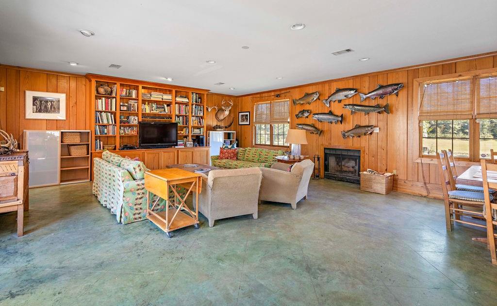 10296 HIGHWAY 190 Highway