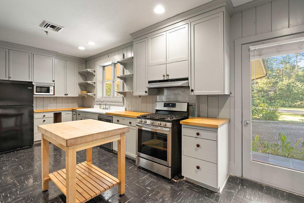 10296 HIGHWAY 190 Highway