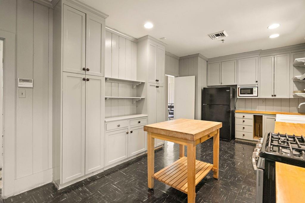 10296 HIGHWAY 190 Highway