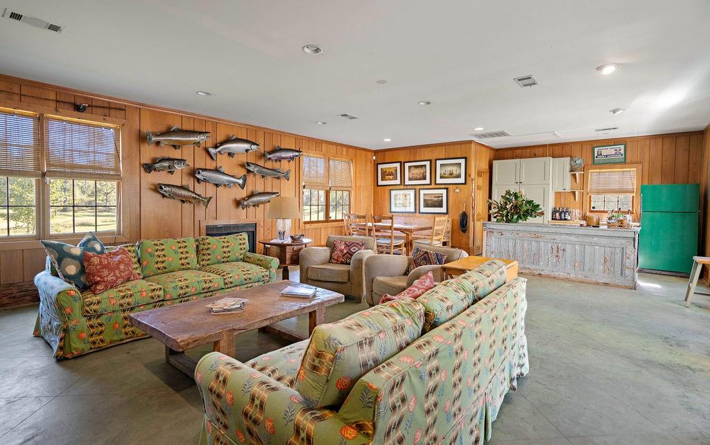 10296 HIGHWAY 190 Highway